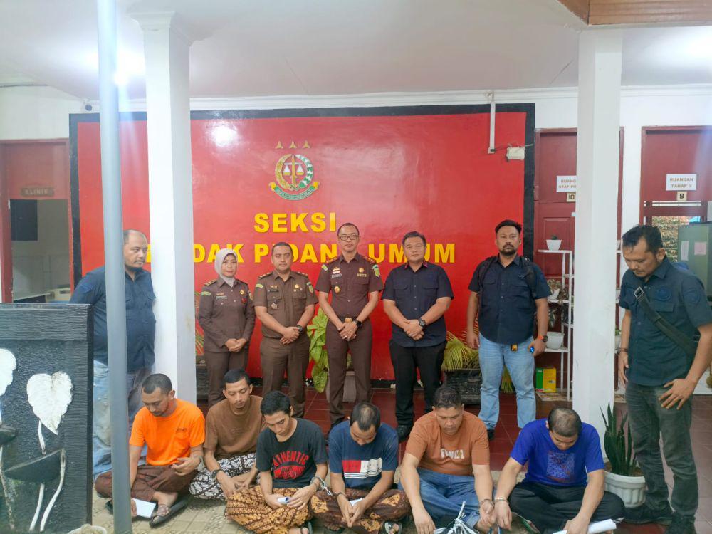 6 Komplotan Pengedar Ganja Dilimpahkan ke Kejari Pasaman