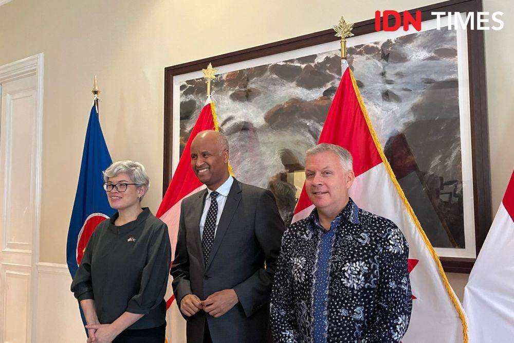 Menteri Pembangunan Kanada, Ahmed Hussen (tengah) saat konferensi pers di Jakarta pada Jumat (14/2/2025). (IDN Times/Ridwan Aji Pitoko)