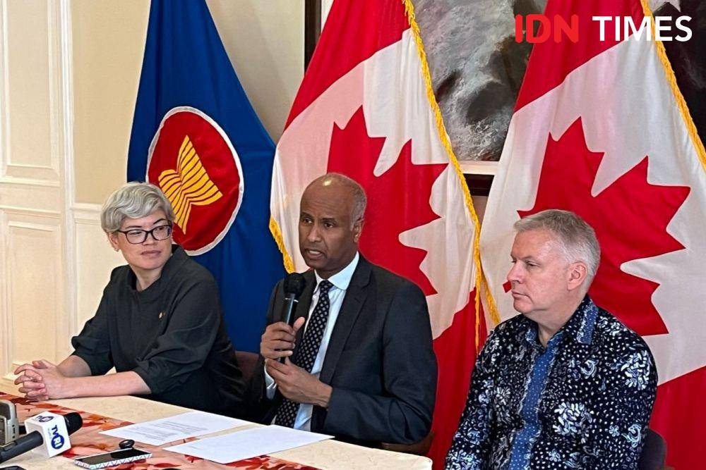 Menteri Pembangunan Kanada, Ahmed Hussen (tengah) saat konferensi pers di Jakarta pada Jumat (14/2/2025). (IDN Times/Ridwan Aji Pitoko)