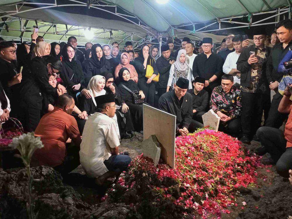 Suasana Duka Menyelimuti Prosesi Pemakaman Bendum Demokrat