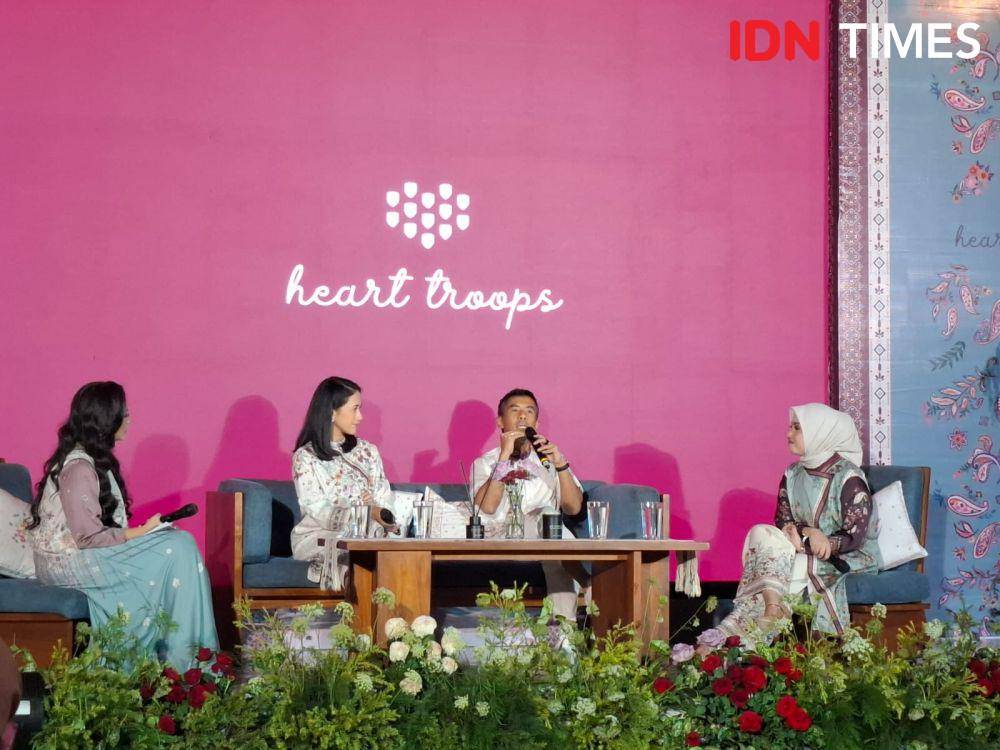 Nucha Bachri dan Ario Pratomo dalam peluncuran Koleksi Raya 2025 Heart Troops di Jakarta Pusat (13/2/2025). (IDN Times/Adyaning Raras)