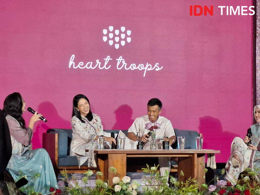 Nucha Bachri dan Ario Pratomo dalam peluncuran Koleksi Raya 2025 Heart Troops di Jakarta Pusat (13/2/2025). (IDN Times/Adyaning Raras)