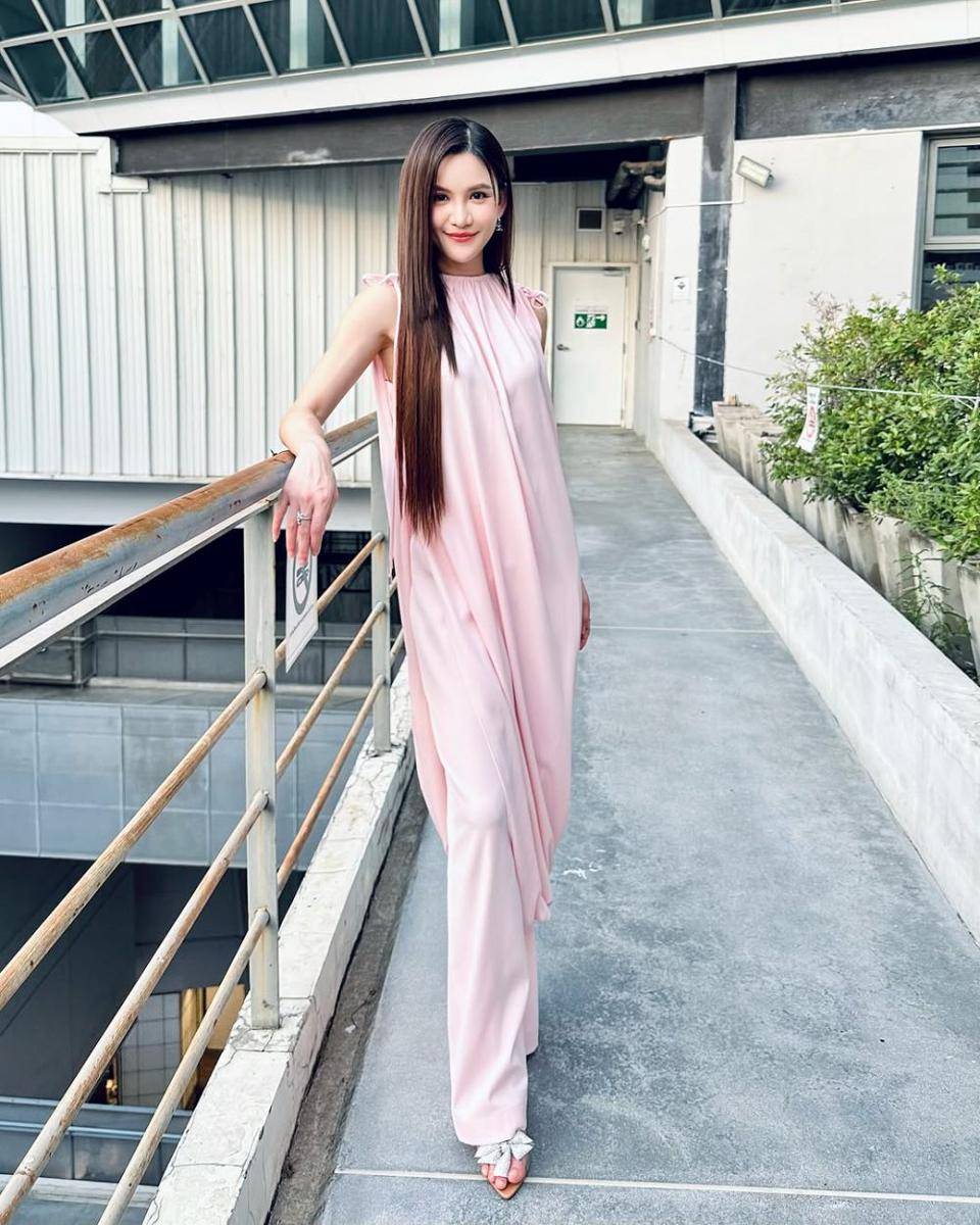 inspirasi OOTD kondangan ala Dao Nathapatsorn Simasthien (instagram.com/zzdaozz)