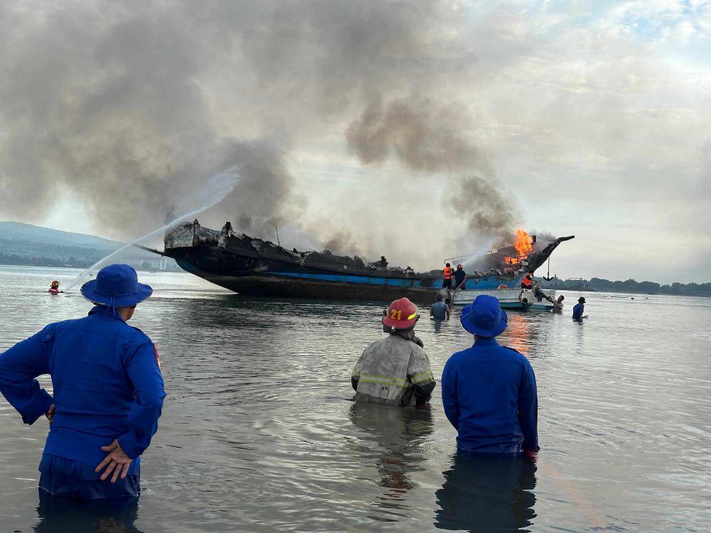 Dini Hari Mencekam di Teluk Kayangan, Tiga Kapal Terbakar Hebat