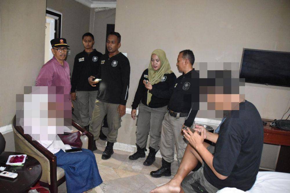 Satpol PP Surabaya saat razia hotel di Hari Valentine. (Dok. Satpol PP Surabaya)