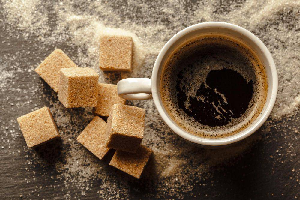 ilustrasi kopi dengan brown sugar (freepik.com/fabrikasimf)