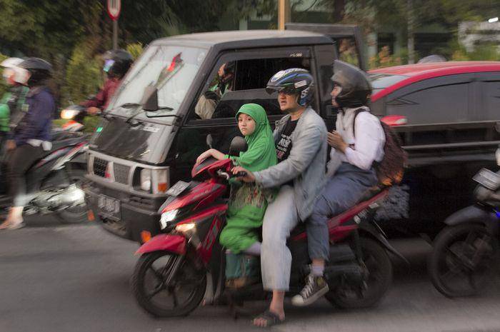 pengendara motor bonceng tiga (gridoto.com)