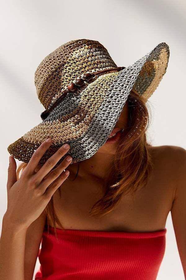 Ilustrasi floppy hat. (pinterest.com/H aya T)