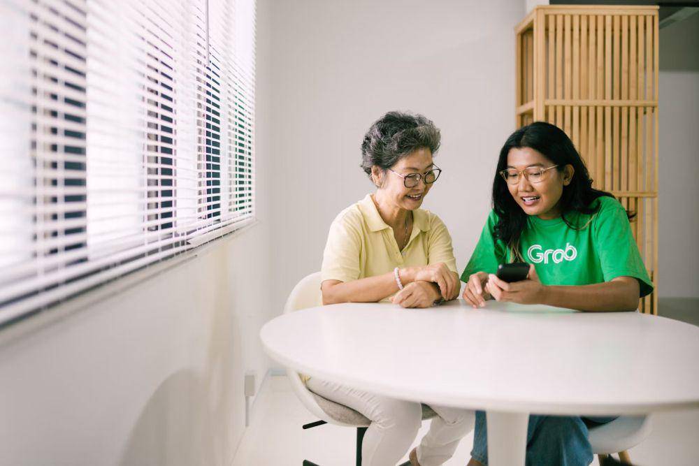 ilustrasi membantu orang yang lebih tua (unsplash.com/Grab)