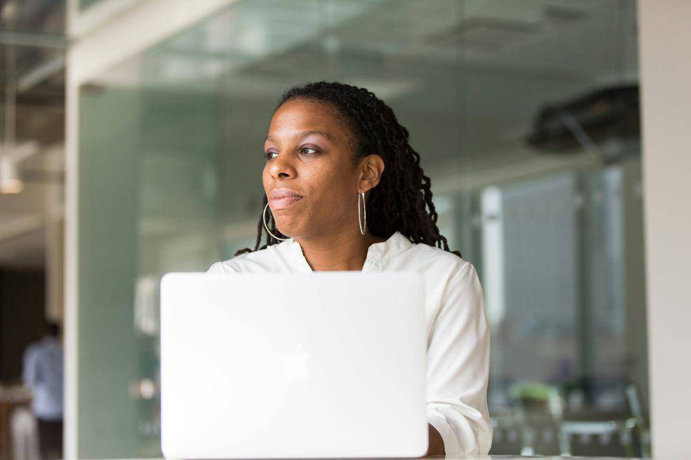 potret seorang wanita di depan laptop (unsplash.com/Christina @ wocintechchat.com)