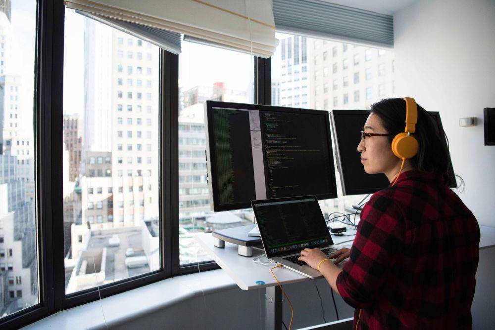 potret seorang wanita sibuk bekerja (unsplash.com/Christina @ wocintechchat.com)
