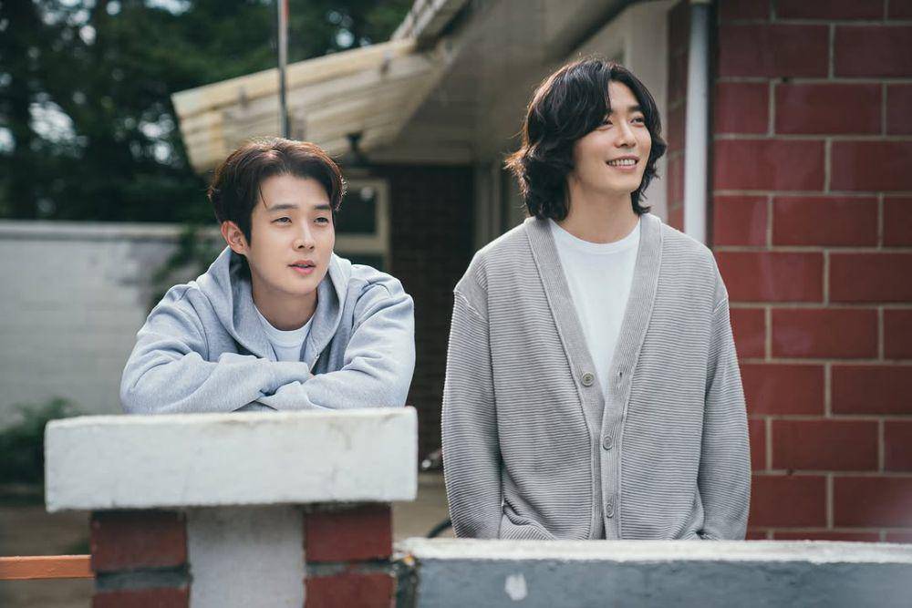 Ko Gyeom (Choi Woo Shik) dan Ko Jun (Kim Jae Wook) di drama Melo Movie (instagram.com/netflixkr)