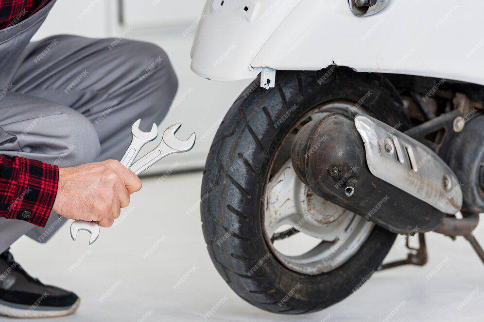ilustrasi memperbaiki ban motor (freepik.com/freepik)
