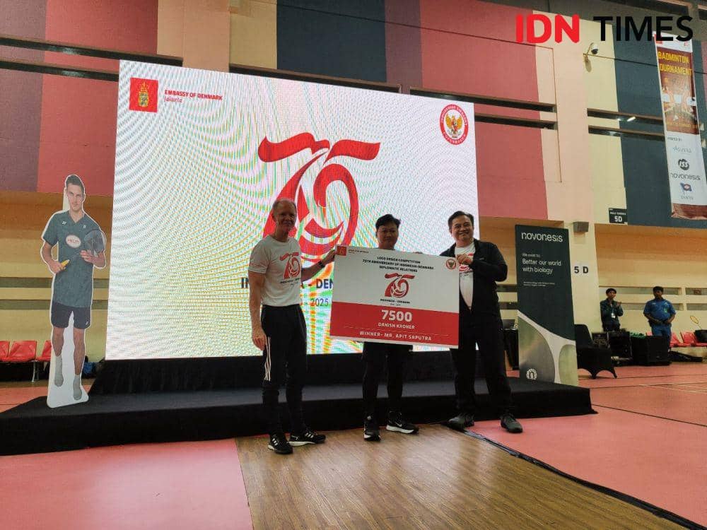 Duta Besar Denmark untuk Indonesia, Sten Frimodt Nielsen (kiri) dan Direktur Jenderal Amerika dan Eropa Kementerian Luar Negeri Republik Indonesia, Umar Hadi (kanan) menyerahkan hadiah kepada Apit Adi Saputra (tengah). (IDN Times/Evan Yulian Philaret)
