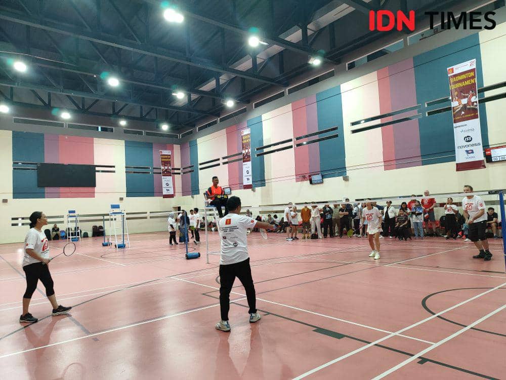 Pertandingan badminton pertama pada Peringatan 75 Tahun Hubungan Diplomatik Indonesia-Denmark. (IDN Times/Evan Yulian Philaret)Para pemain turnamen badminton Peringatan 75 Tahun Hubungan Diplomatik Indonesia-Denmark melakukan pemanasan. (IDN Times/Evan Yulian Philaret)