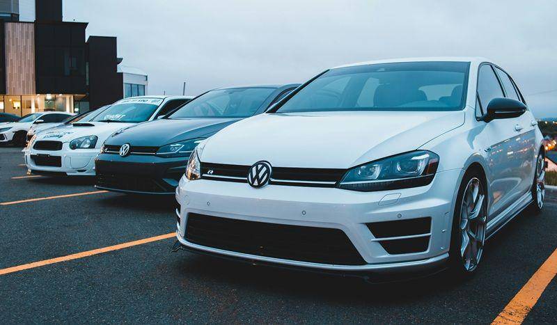 ilustrasi pilihan unit mobil di tempat rental mobil (unsplash.com/Erik Mclean)