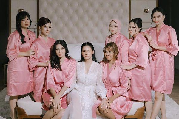 7 Potret Bridesmaid di Pernikahan Yunita Siregar, Ada Mikha Tambayong