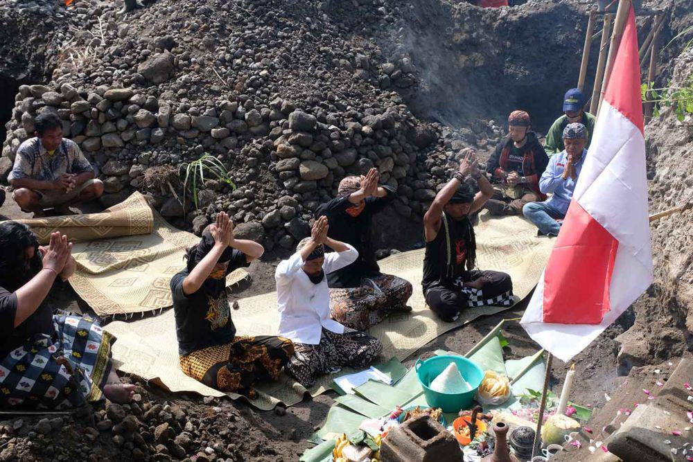 Ilustrasi Ritual Masyarakat di Lereng Gunung Merapi. (Beritamagelang.id/Zain Firmansyah)