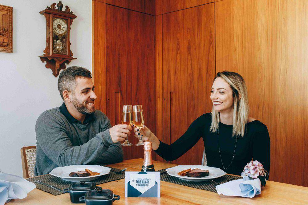 potret pria dan wanita menikmat makan bersama (unsplash.com/Helena Lopes)