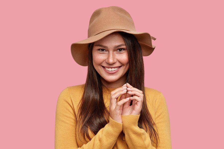 Ilustrasi seorang wanita menggunakan topi. (freepik.com/wayhomestudio)