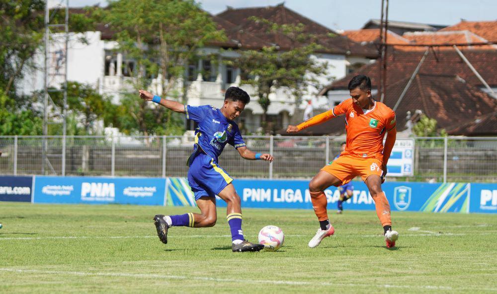 Persiba (jersey biru) punya peluang untuk kembali ke Liga 2 musim depan, syaratnya mereka harus memenangi duel kontra Sumut United FC sore ini. (Dok. MO Persiba)