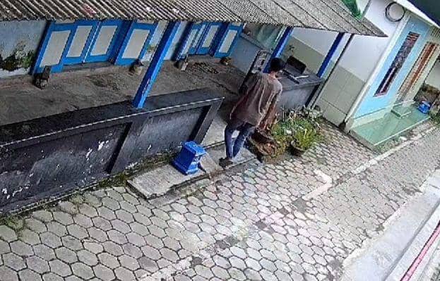 Tangkapan layar rekaman CCTV saat pelaku masuk kedalam rumah nenek Lanjar. IDN Times/ Istimewa.