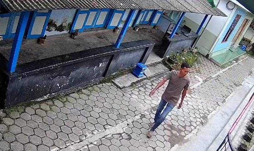 Terekam CCTV, Pencuri Gasak Tabungan Nenek di Magetan Rp15 Juta