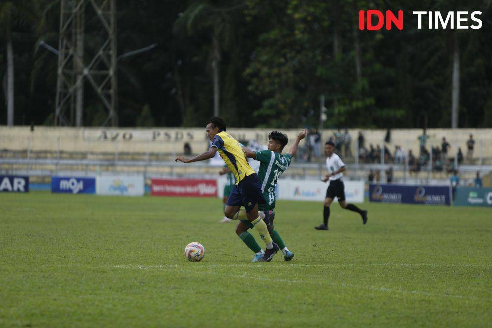 Duel PSMS versus Persikota pada playoff degradasi di Stadion Baharoeddin Siregar Lubukpaka, Sabtu 15 Februari 2025 (IDN Times/Doni Hermawan)