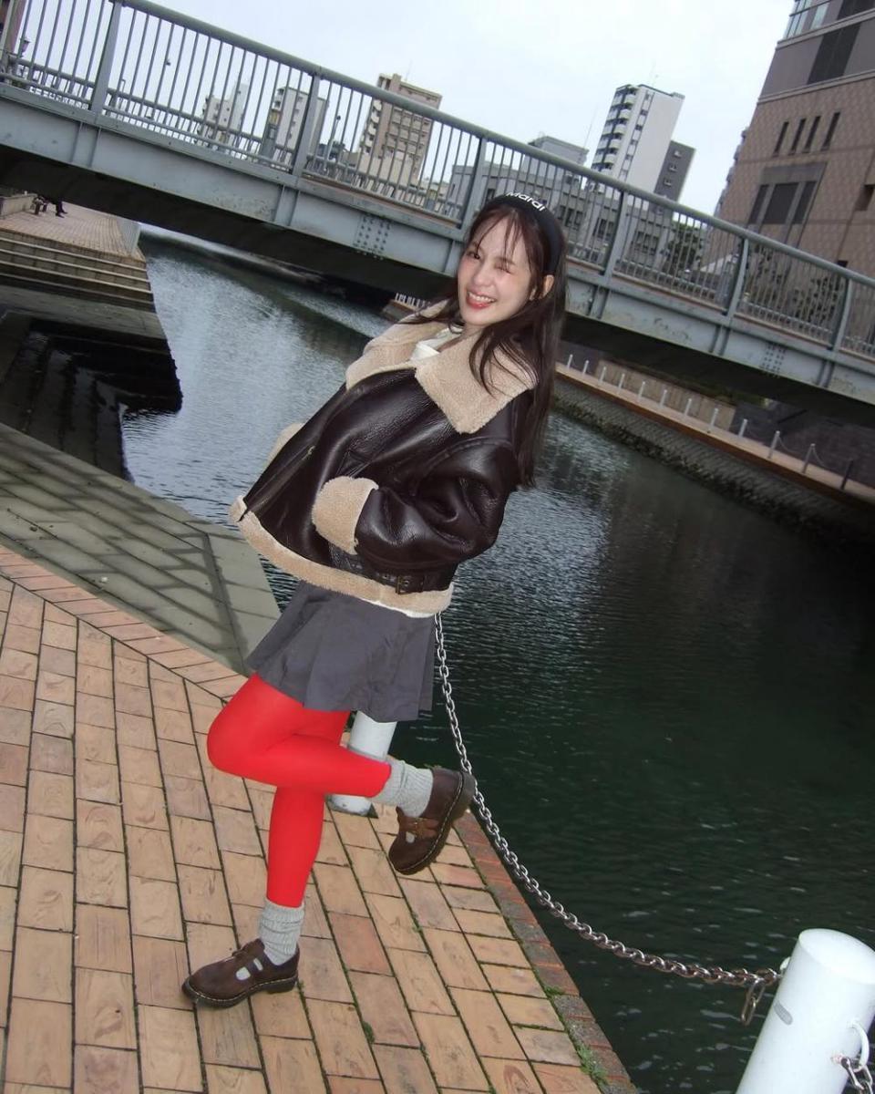 potret ide OOTD pakai outerwear warna gelap ala Pimtha (instagram.com/pimtha)