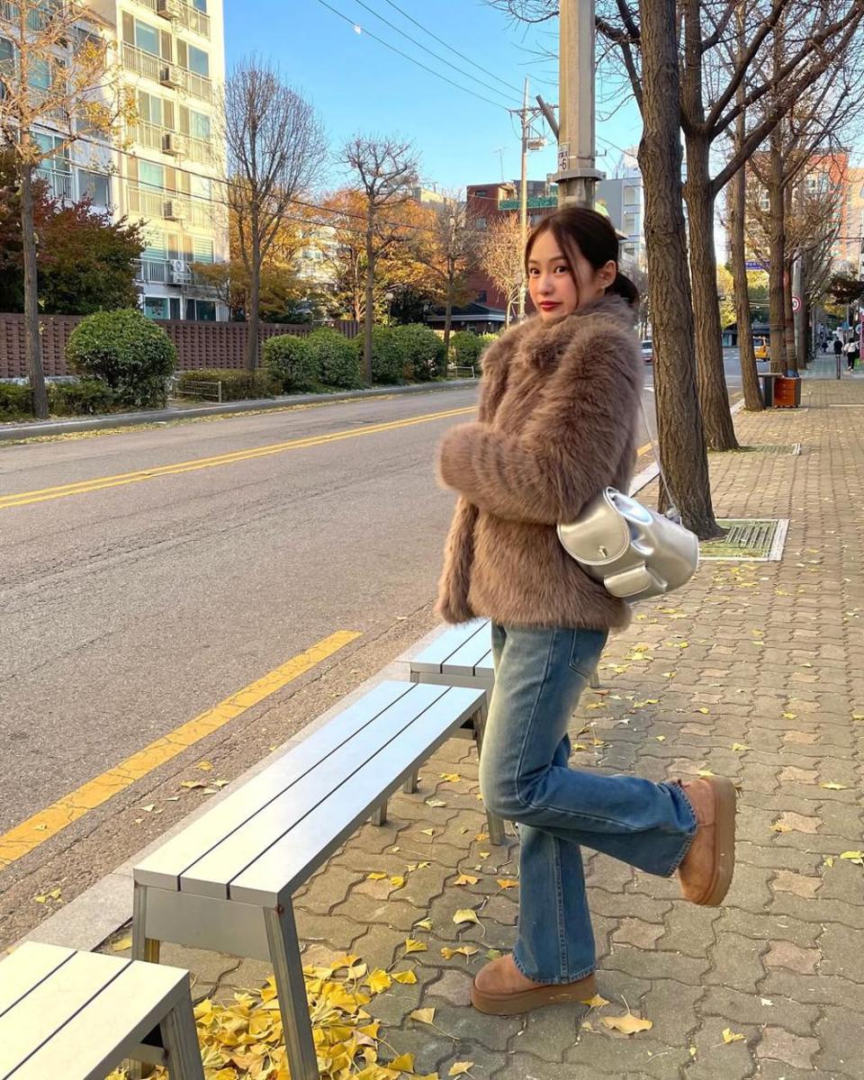 potret ide OOTD pakai outerwear warna gelap ala Pimtha (instagram.com/pimtha)