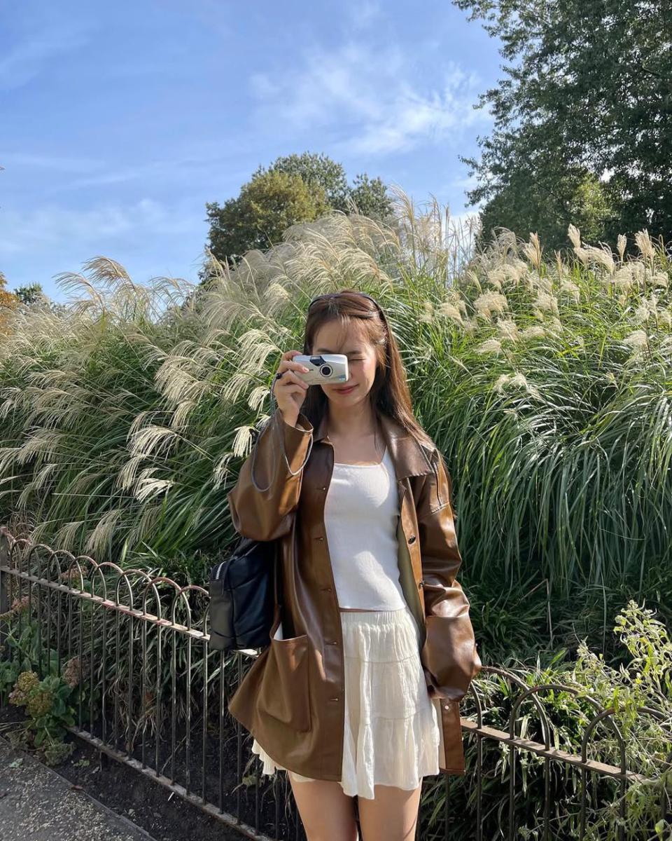 potret ide OOTD pakai outerwear warna gelap ala Pimtha (instagram.com/pimtha)