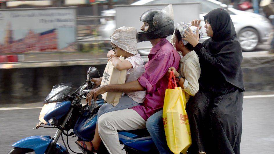 mengendarai motor dengan jumlah penumpang berlebih (weather.com)