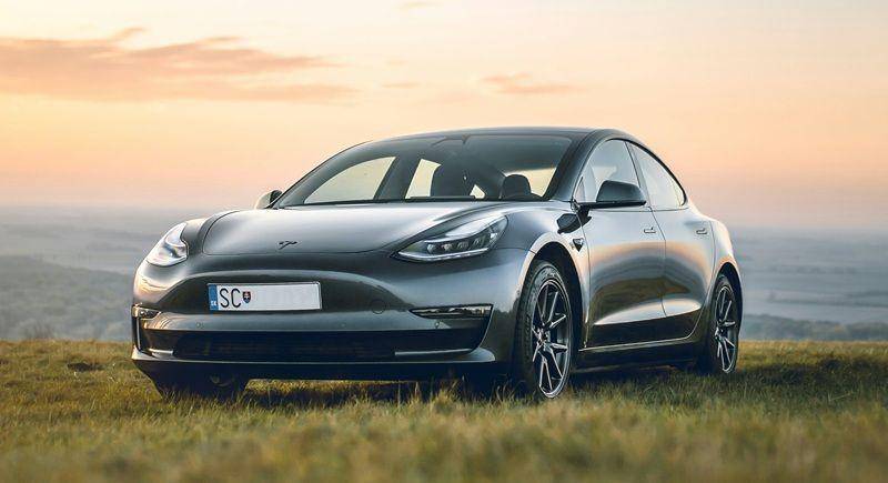 potret Tesla Model 3 (unsplash.com/Martin Katler)