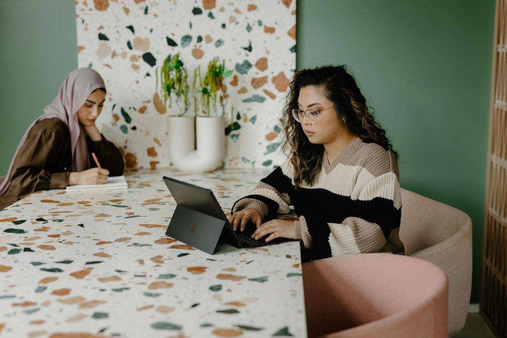 potret dua orang wanita sedang bekerja serius (unsplash.com/Microsoft 365)