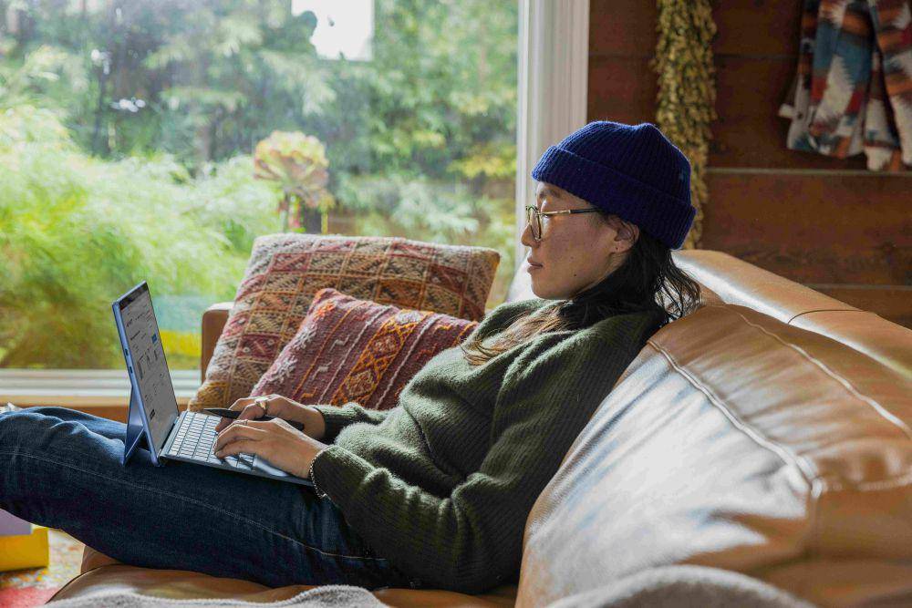 potret seorang wanita sibuk di depan laptop (unsplash.com/Microsoft Edge)