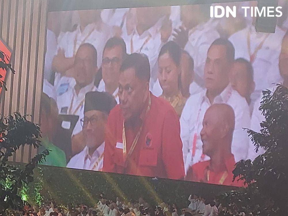 Kader PDIP menghadiri acara puncak HUT ke-17 Partai Gerindra di SICC, Bogor, Sabtu (15/2/2025). (IDN Times/Santi Dewi)