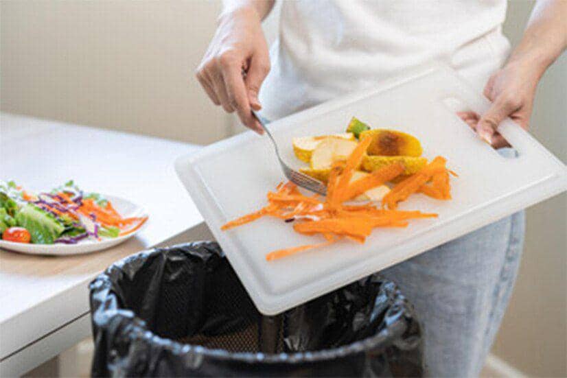 ilustrasi seseorang membuang sampah makanan (freepik.com/Nusrat Jahan Hafsa)