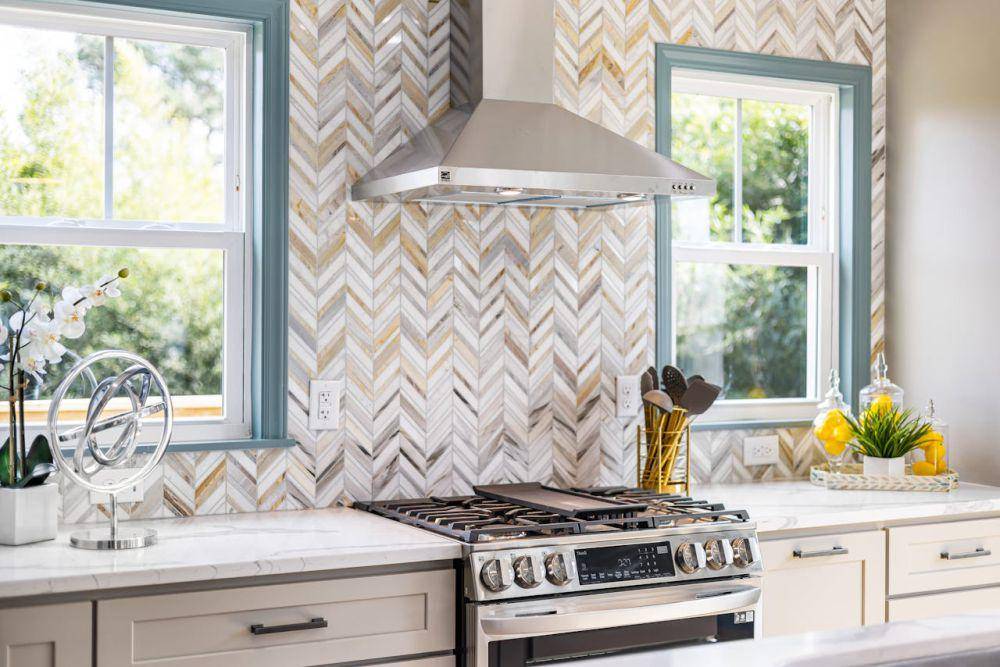 Ilustrasi backsplash hingga ke langit-langit (pexels.com/Curtis Adams)