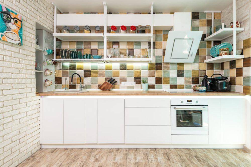 Ilustrasi backsplash dapur bertema bold (pexels.com/Max Vakhtbovycn)