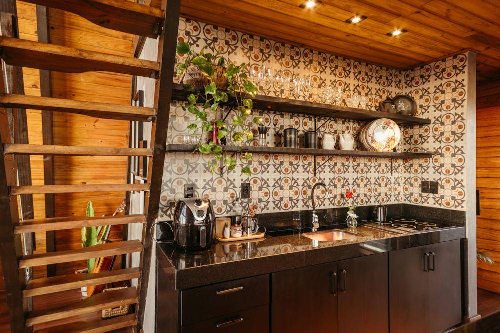 Ilustrasi backsplash mural ubin (pexels.com/Jonathan Borba)