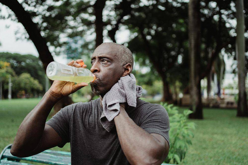 Ilustrasi minum air (Pexels.com/Ketut Subiyanto)