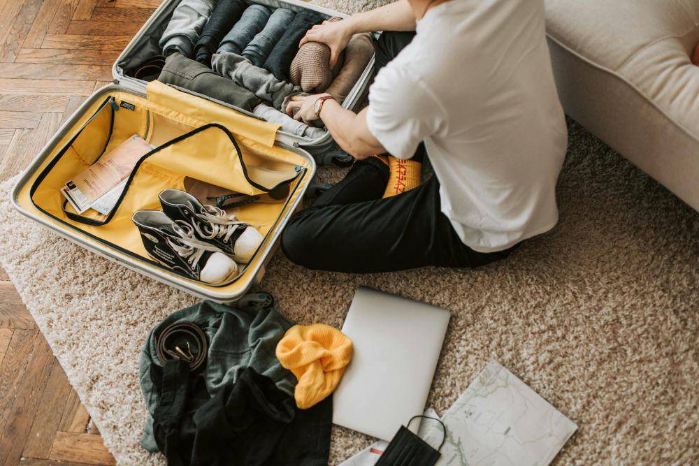 Ilustrasi melakukan packing (Pexels.com/Vlada Karpovich)