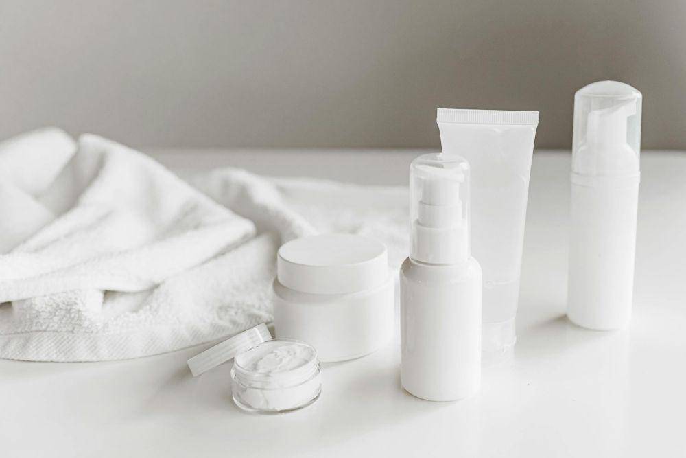 Ilustrasi travel size skincare (Pexels.com/ROMAN ODINTSOV)