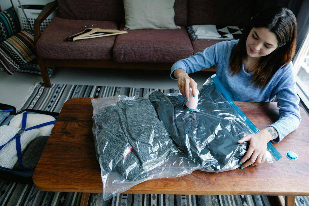 Ilustrasi melakukan packing (Pexels.com/Timur Weber)