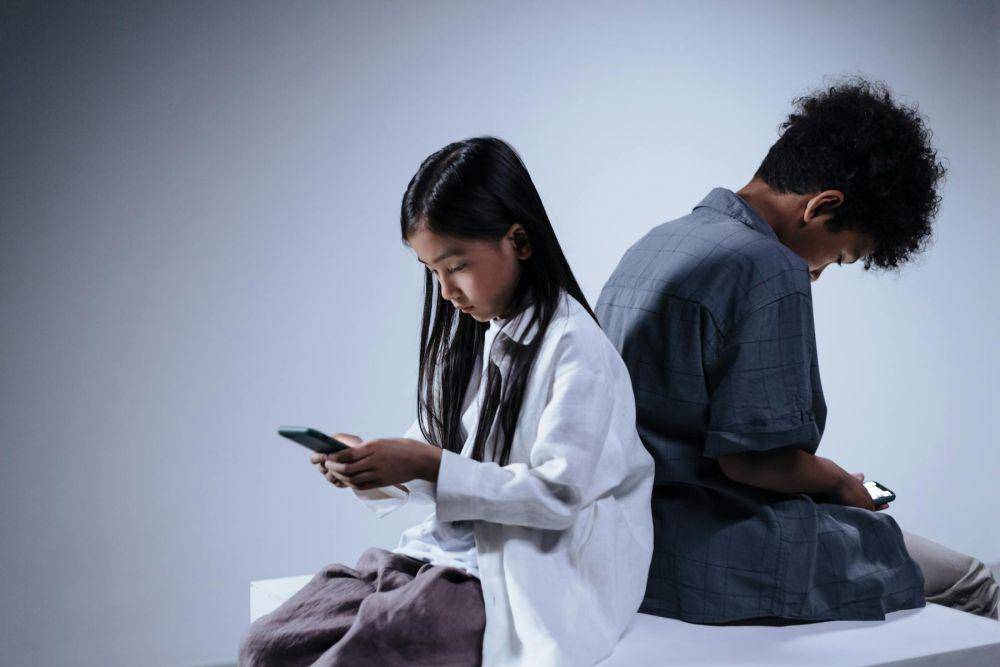 ilustrasi sibuk dengan gadget (pexels.com/Ron Lach)