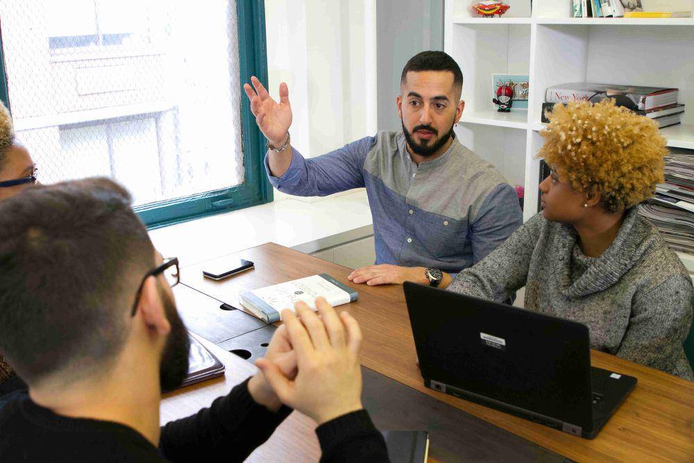 ilustrasi kolega yang berdebat di kantor (unsplash.com/The Jopwell Collection)