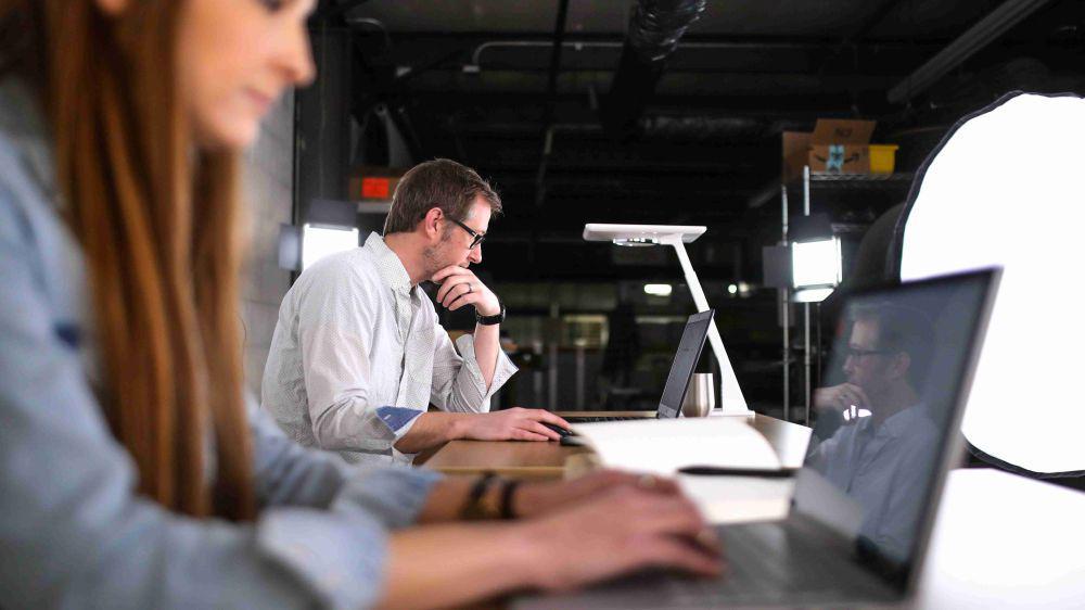 ilustrasi rekan kerja yang berpacaran (unsplash.com/TheStandingDesk)
