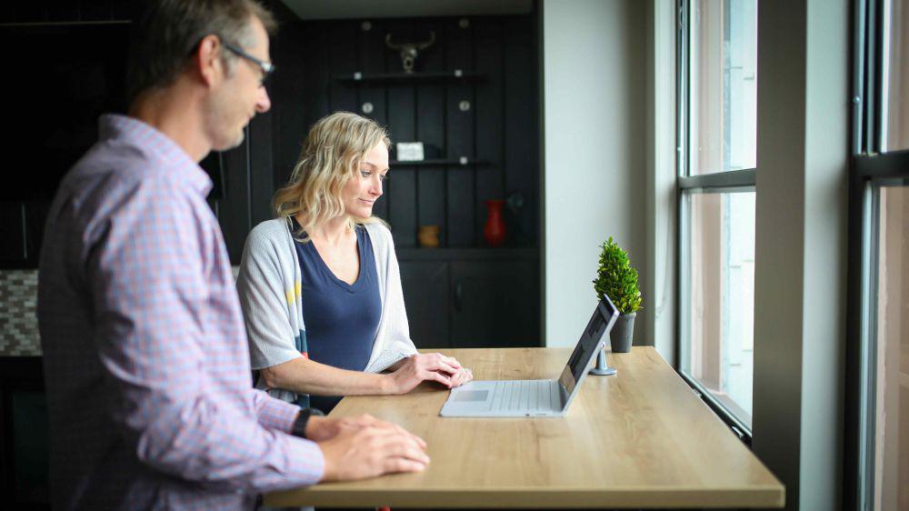 ilustrasi rekan kerja yang berpacaran (unsplash.com/TheStandingDesk)