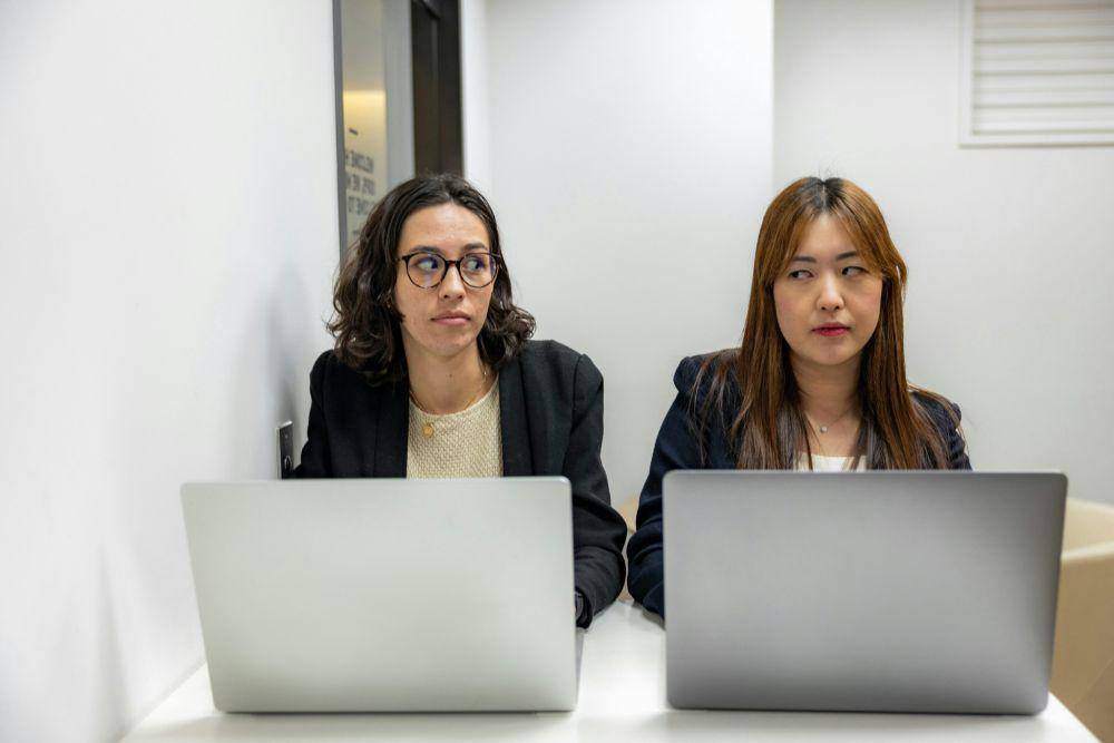 ilustrasi kolega yang berdebat di kantor (unsplash.com/Resume Genius)