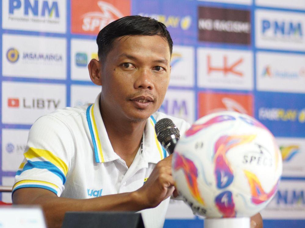 Pelatih Persiba, Muhammad Nasuha pada sesi konferensi pers di Stadion Sultan Agung, Bantul, Jumat (14/2/2025). (Dok. MO Persiba)